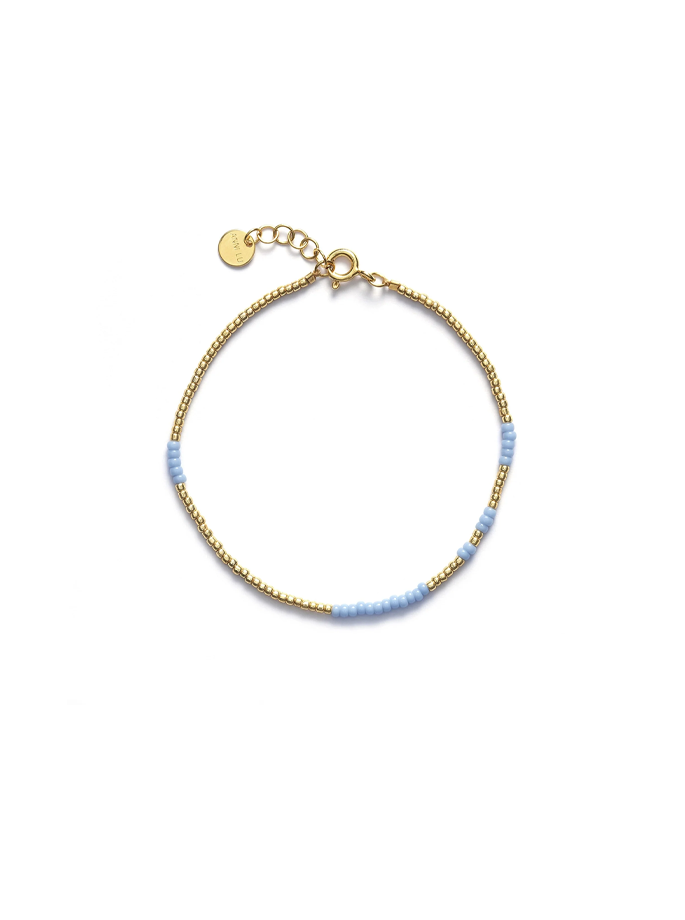 Anni Lu - Asym Bracelet Light Blue - glasperler, facetterede glasperler. Messing er forgyldt med 18 karat guld + e-belægning - ES Webshop
